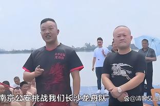 图片报：慕尼黑狂风大作，拜仁遮挡训练的百叶窗被吹散架